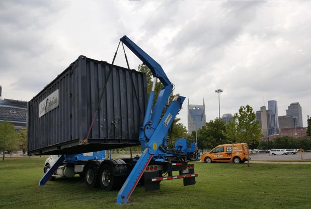 Hammar 140 sideloader lifting from ground