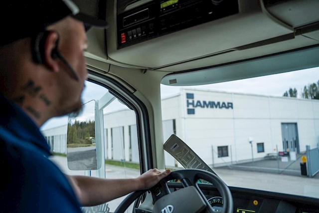 Driver Outside Hammar