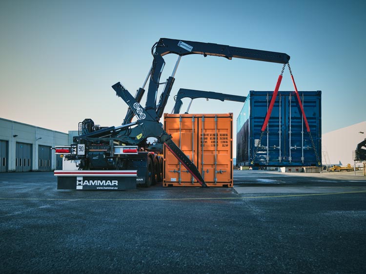 Sideloader Placing Container 2Nd Row