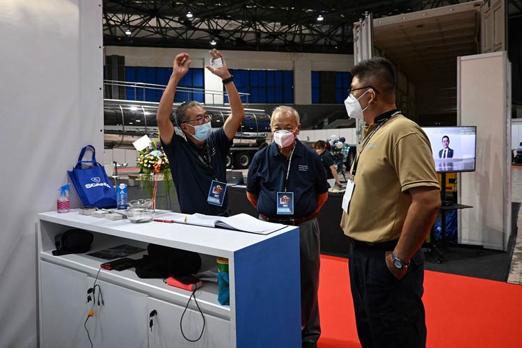 MCVE 2022 Gesturing Visitor