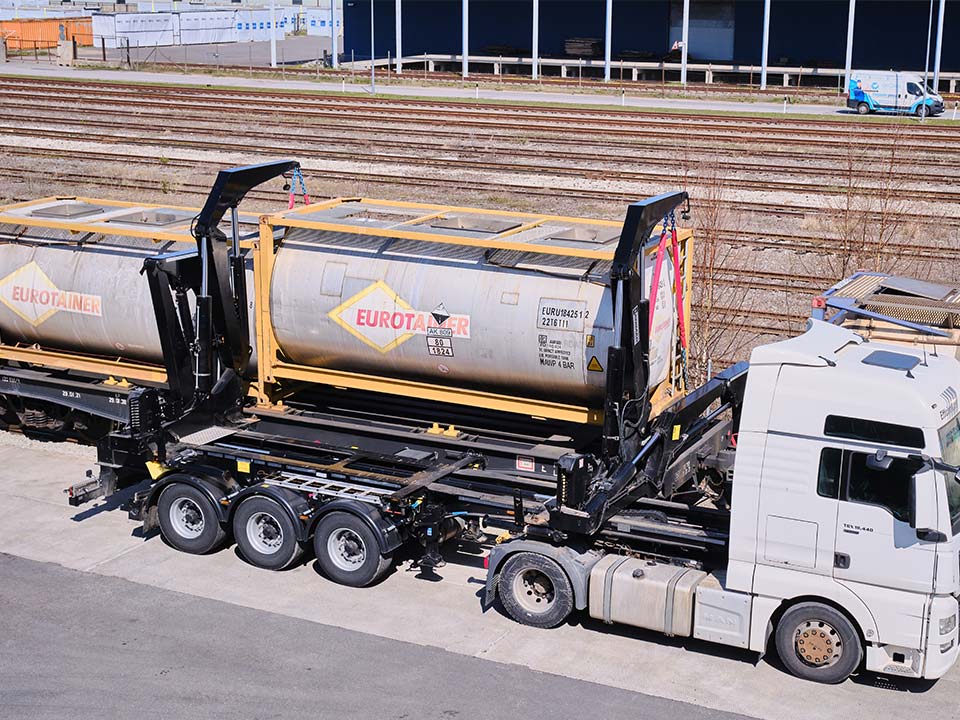 The Hammar 117 lifts a 20' tank container from a train wagon