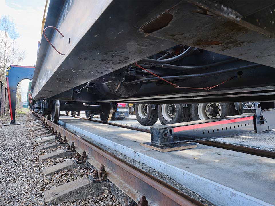 Hammar 117 places its two support legs for handling the train wagon