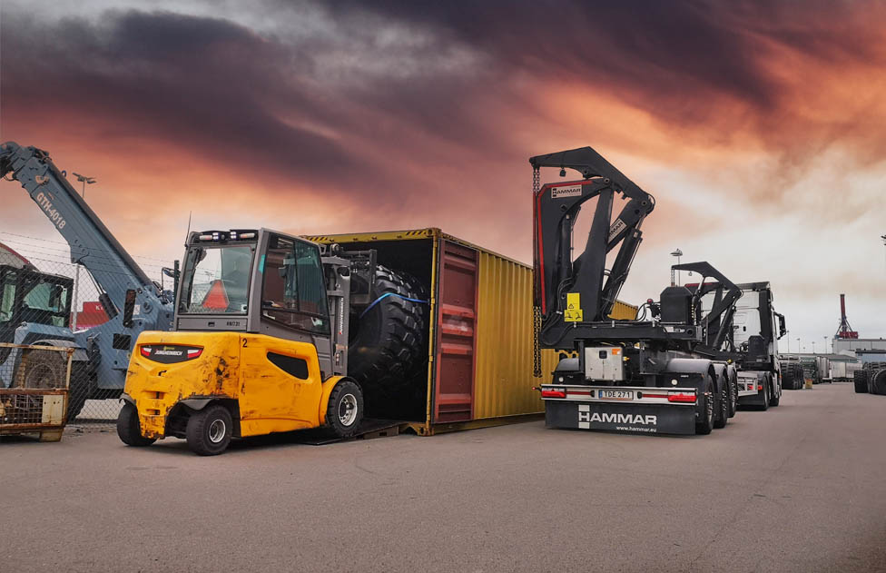 Sideloader+Forklift Container On Ground