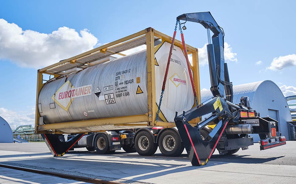 Hammar 117 uses sledge mode to quickly place a tank container on the terminal